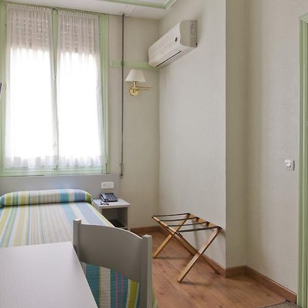 Hostal Andorra Madrid Bagian luar foto