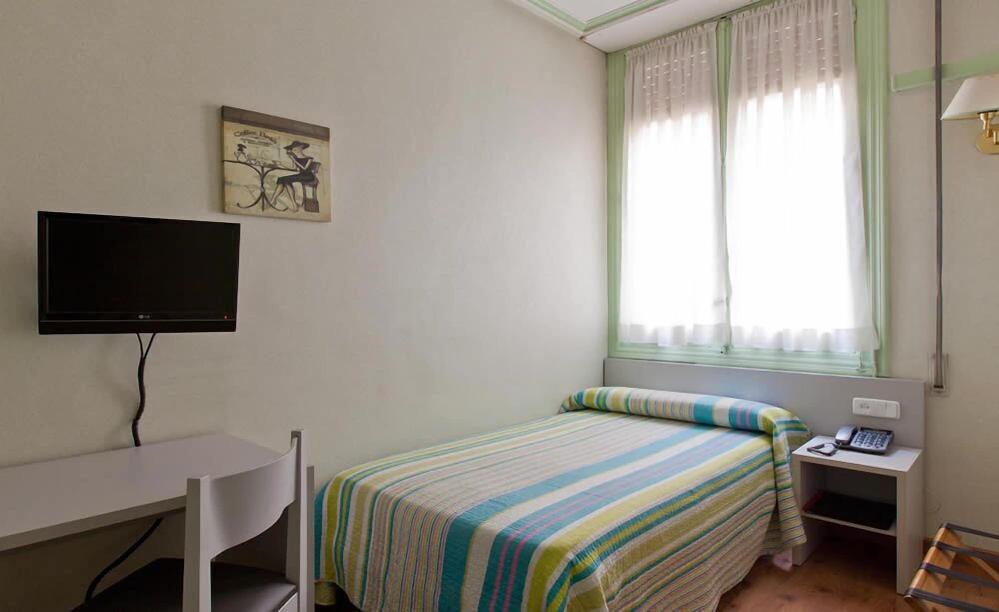 Hostal Andorra Madrid Bagian luar foto