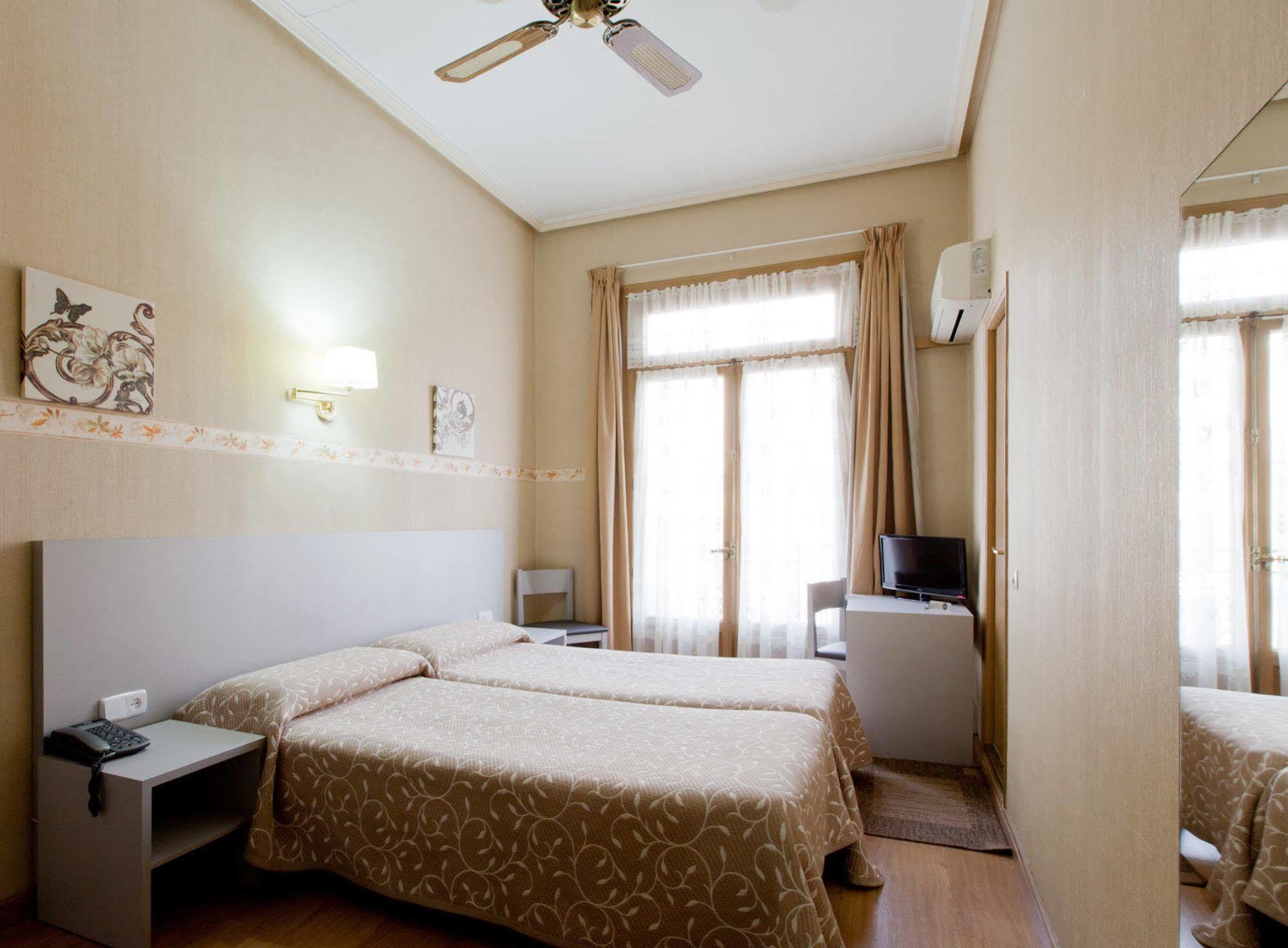 Hostal Andorra Madrid Bagian luar foto