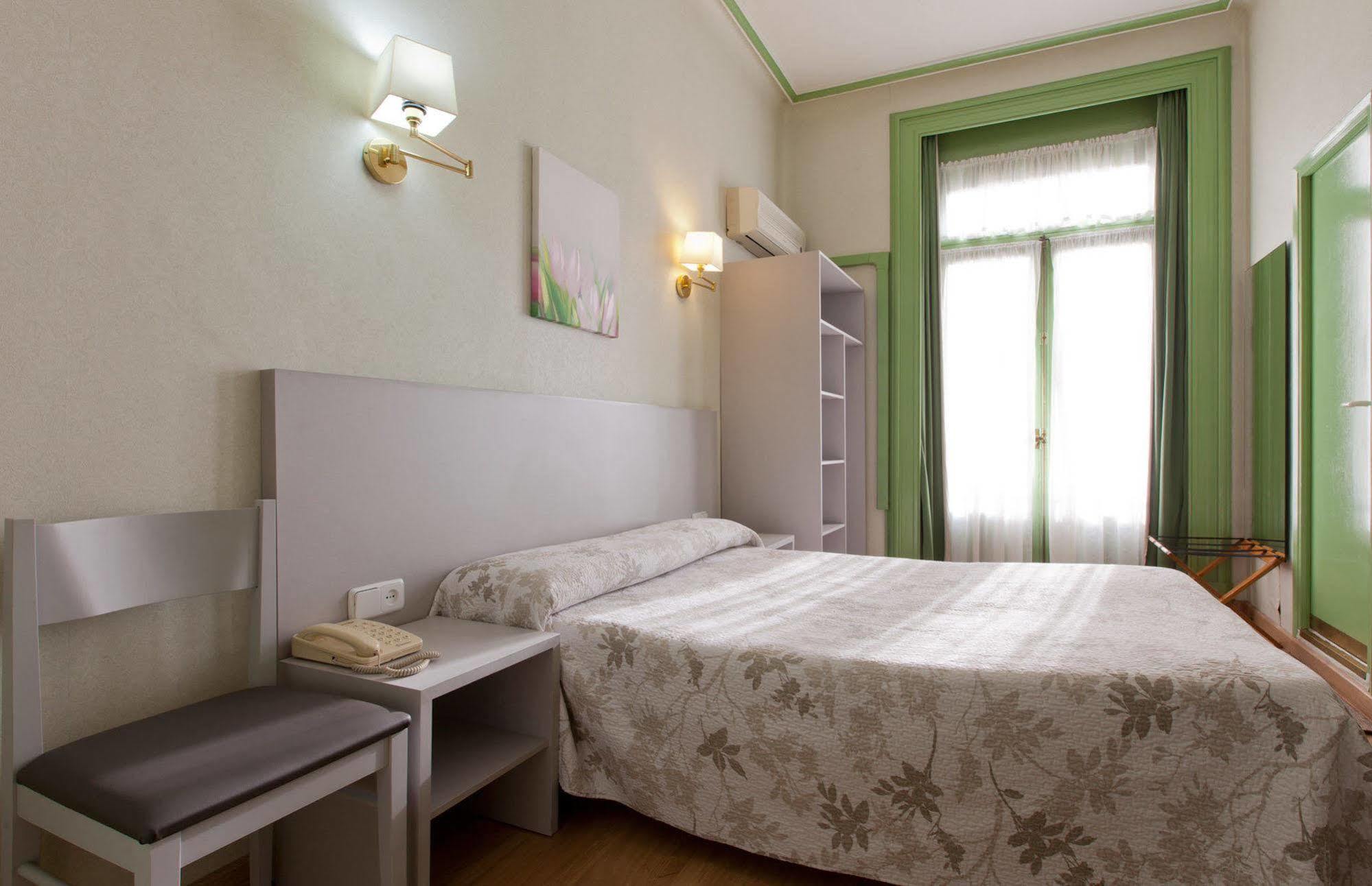 Hostal Andorra Madrid Bagian luar foto