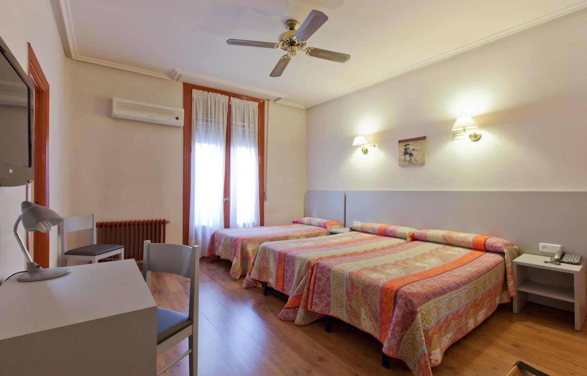 Hostal Andorra Madrid Bagian luar foto