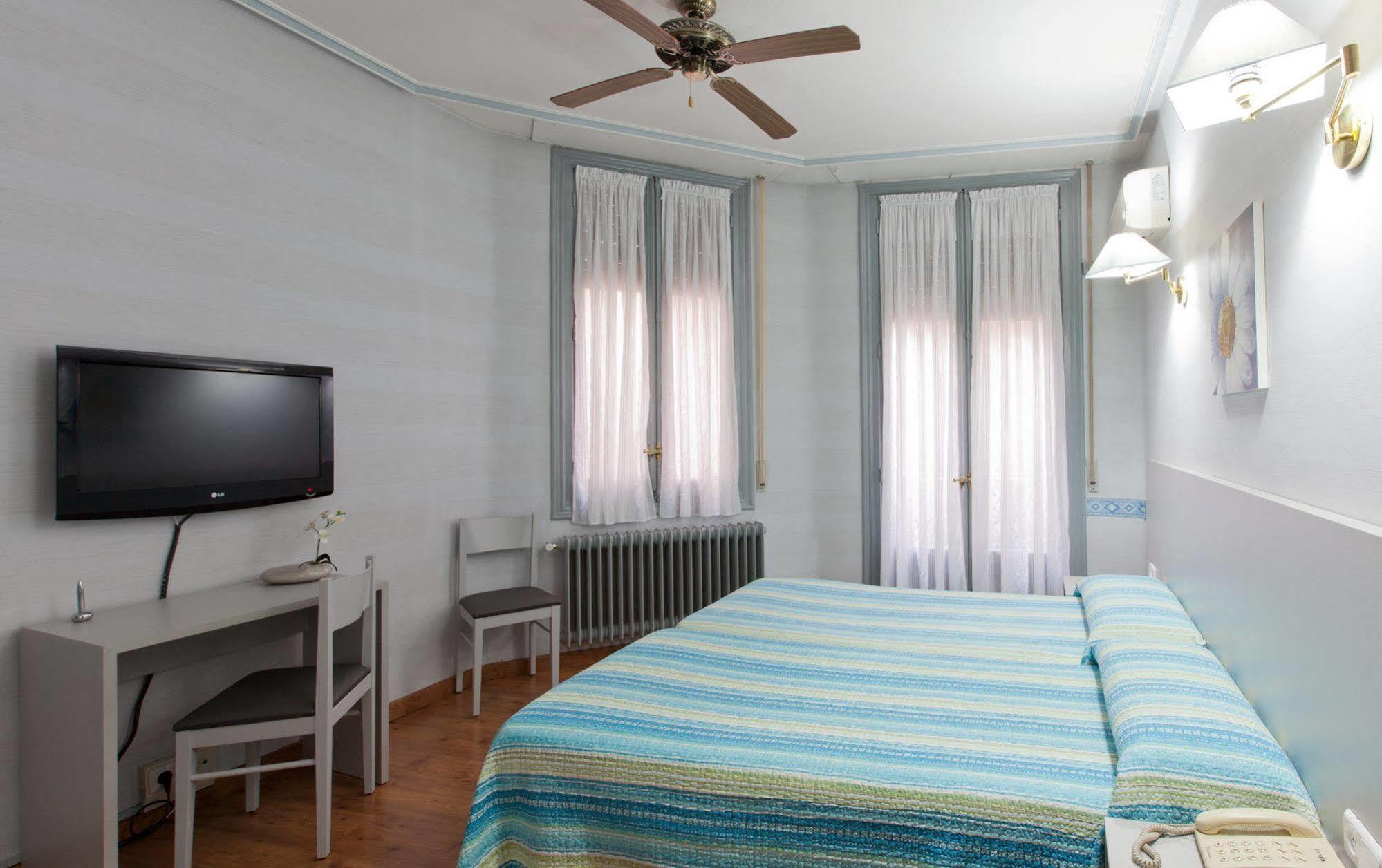 Hostal Andorra Madrid Bagian luar foto