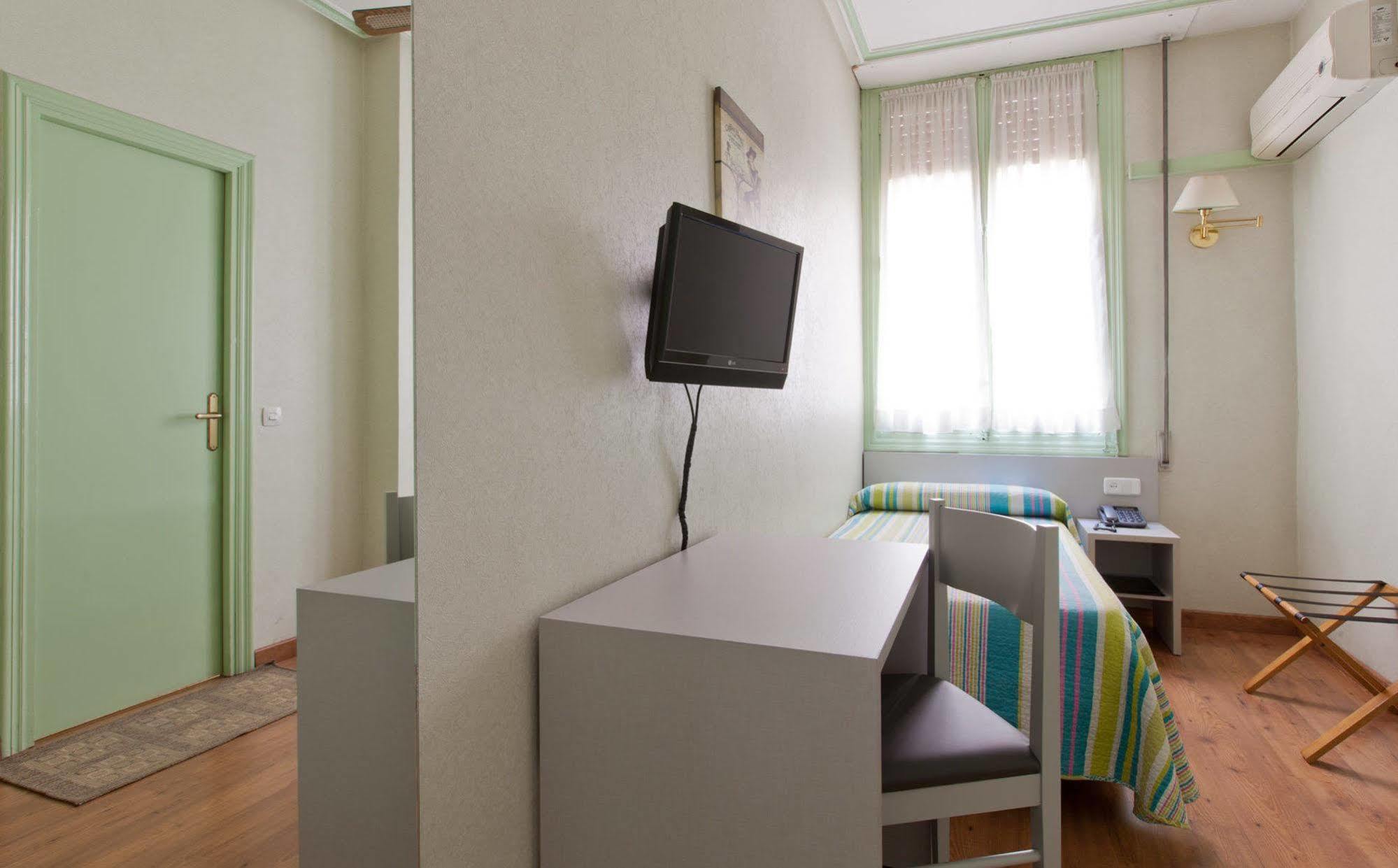 Hostal Andorra Madrid Bagian luar foto